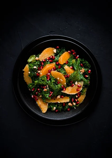 Sałatka z kapusty jarmużowej z nasionami pomarańczy i granatu, zdrowe jedzenie, widok z góry, bez ludzi, — Zdjęcie stockowe
