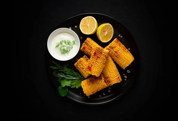 Gegrilde maïs met kruiden, bovenaanzicht, horizontaal, geen volk, — Stockfoto