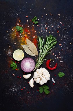 Yiyecek arka planı, baharatlar ve otlar, koyu bir arka plan, konsept, üst görünüm, insan yok.,