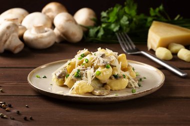 Mantarlı Gnocchi, krema soslu, İtalyan yemeği, yatay, insan yok, seçici odaklanma. Yüksek kalite fotoğraf