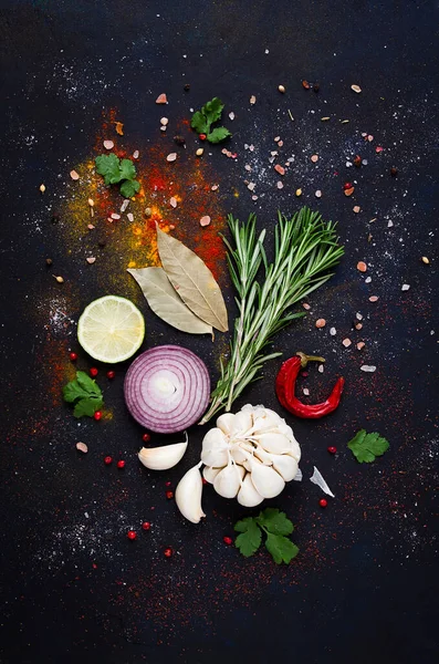 Yiyecek arka planı, baharatlar ve otlar, koyu bir arka plan, konsept, üst görünüm, insan yok.,