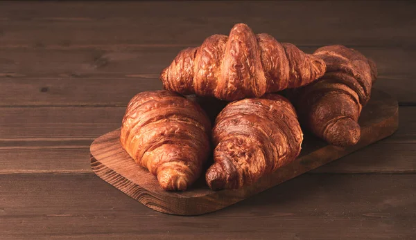 Pasticcini, Croissant su un tavolo di legno marrone, colazione, senza persone, stile rustico, vista dall'alto, — Foto Stock