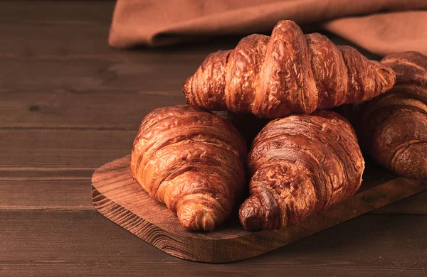 Gebäck Croissants Auf Einem Braunen Holztisch Frühstück Keine Personen Rustikaler — Stockfoto
