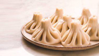 Geleneksel Gürcistan yemeği, Khinkali Kalakuri, mermer bir masada, seçici odak, kırsal, tonlu fotoğraf, yatay, insan yok,