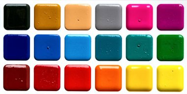 Plastik bir kutuda suluboya boyalar, beyaz arka planda, üst tarafta, yakın plan, insan yok.,