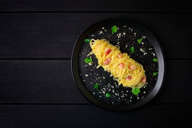 Geleneksel İtalyan yemeği spagetti carbonara, ev yapımı, insan yok.,