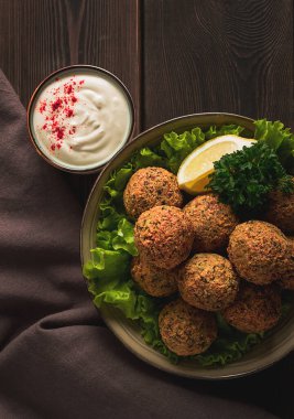 Nohut köftesi, ahşap bir masada, yakın plan, vejetaryen yemeği.,