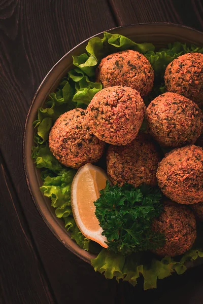 Kichererbsen-Falafel-Bällchen, auf einem Holztisch, Nahaufnahme, vegetarisches Essen, — Stockfoto