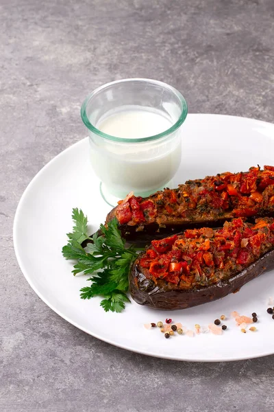 Turkse Schotel Imam Bayildy Gevulde Aubergine Karnyaryk Zelfgemaakt Een Wit — Stockfoto