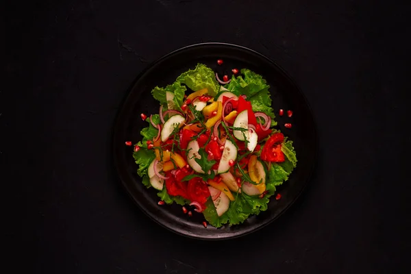 Čerstvý Vegetariánský Salát Vyrobený Zeleniny Černém Pozadí Řádný Pohled Shora — Stock fotografie
