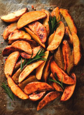 Kızarmış patates dilimleri, ev yapımı, parşömen üzerinde, yanmış, üstten, yakın plan.,