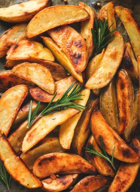 Kızarmış patates dilimleri, ev yapımı, parşömen üzerinde, yanmış, üstten, yakın plan.,