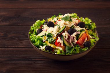 Geleneksel Bulgar yemeği, Shopska salatası, ahşap bir masada, taze sebze salatası, üst manzara, yakın çekim, insan yok, Bulgar mutfağı, Bulgar mutfağı, salata, sebze,