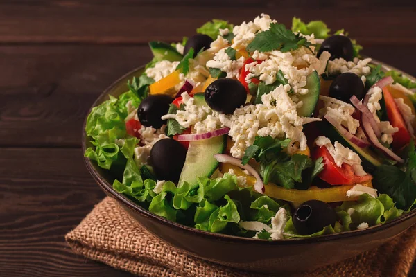 Geleneksel Bulgar yemeği, Shopska salatası, ahşap bir masada, taze sebze salatası, üst manzara, yakın çekim, insan yok, Bulgar mutfağı, Bulgar mutfağı, salata, sebze,