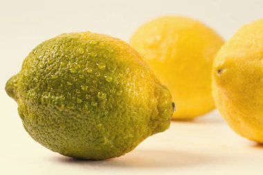 Taze limonlar, yakın plan, beyaz arka plan, yatay, insan yok, seçici odak, tonlu görüntü.