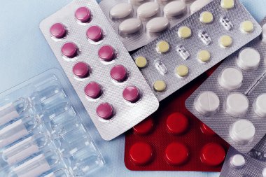 Pakette çeşitli tıbbi haplar var, arka planda, insan yok, seçici odaklanma.,