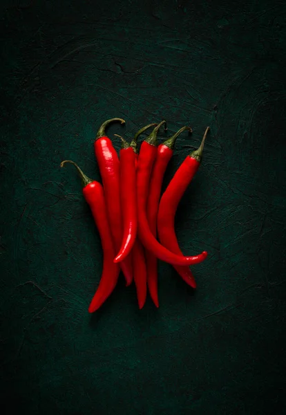 一组红辣椒 深色背景 有选择的焦点 没有人 食物背景 色调图像 — 图库照片