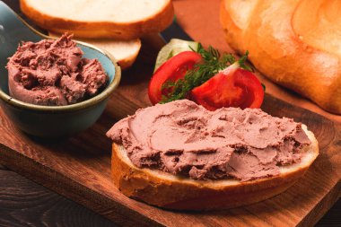 Karaciğer eti ezmesi, beyaz ekmek üzerine, ahşap arka planda, kahvaltı, yakın plan, insan yok, seçici odaklanma, pastikcio, pastete,