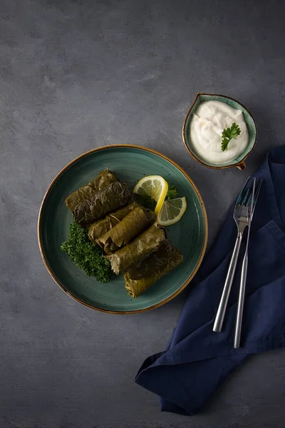 Dolma Kool Rollen Druivenbladeren Met Vulling Witte Saus Citroen Kruiden — Stockfoto