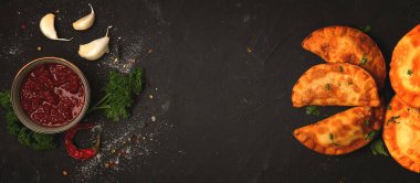 Kızarmış mini börekler, kırmızı soslu, üst katlı, yakın plan, insan yok, seçici odaklı.,