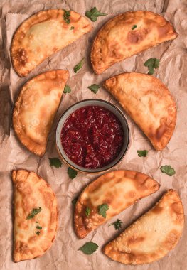 Kızarmış mini börekler, kırmızı soslu, üst katlı, yakın plan, insan yok, seçici odaklı.,