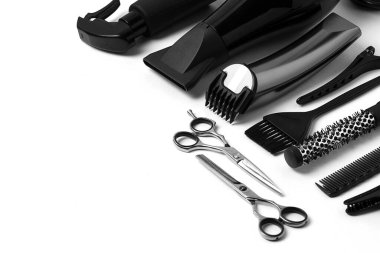 profesyonel berber aletleri, beyaz arka planda, üst görünümde, insan yok.,