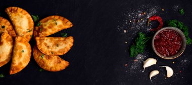 Kızarmış mini börekler, kırmızı soslu, üst katlı, yakın plan, insan yok, seçici odaklı.,