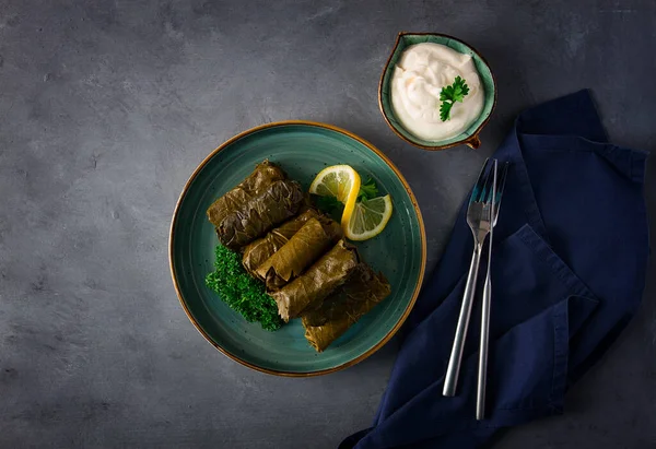 Dolma Zelné Rolky Vinné Listy Náplní Bílá Omáčka Citron Bylinky — Stock fotografie