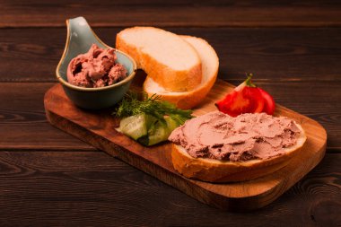 Karaciğer eti ezmesi, beyaz ekmek üzerine, ahşap arka planda, kahvaltı, yakın plan, insan yok, seçici odaklanma, pastikcio, pastete,