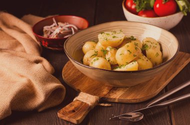 Taze pişmiş, taze patates, dereotlu, ahşap bir masada, seçici bir odak noktası. yakın çekim, tonlama, insan yok,