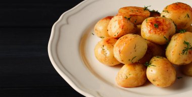 Taze pişmiş, taze patates, dereotlu, ahşap bir masada, seçici bir odak noktası. yakın çekim, tonlama, insan yok,