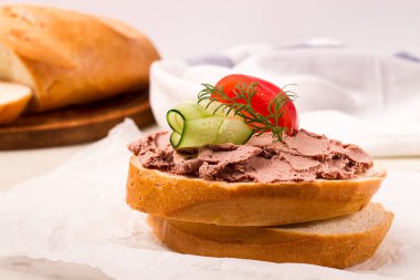 Karaciğer eti ezmesi, beyaz ekmek üzerine yayılmış, hafif bir arka planda, kahvaltı, yakın plan, insan yok, seçici odaklanma, pastikcio, pastete,