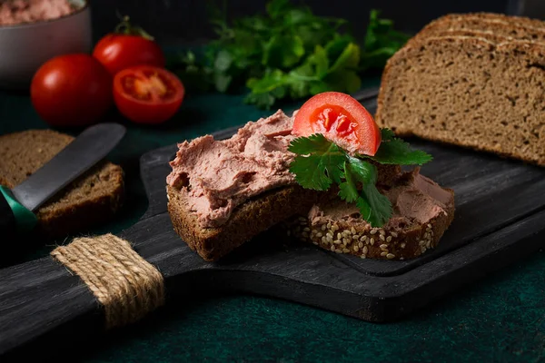 Lever Vlees Paté Verspreid Roggebrood Ontbijt Close Donkere Achtergrond Geen — Stockfoto