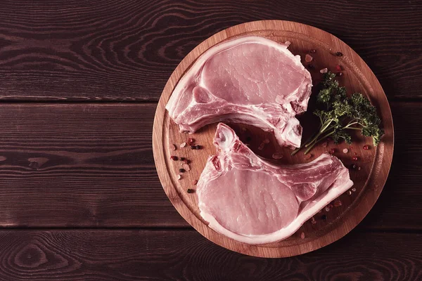 新鮮な生の豚肉の肉 スライス まな板の上 スパイスと 水平方向 素朴なスタイル トーン いいえ人々 — ストック写真
