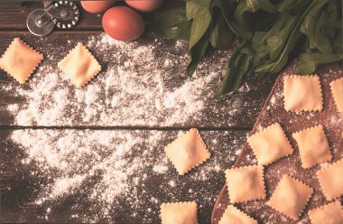 Peynir, ıspanaklı ravioli, ahşap masa, seçici odak, kırsal stil, yatay, insan yok.,