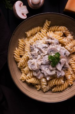 Fusilli makarna, krema soslu, en iyi manzaralı, malzemeli, ahşap bir masada, insan yok.,