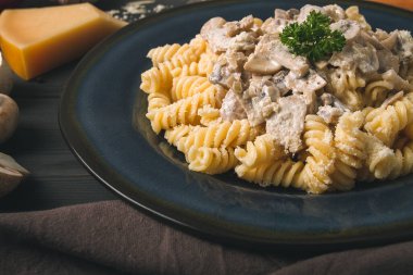 Fusilli makarna, krema soslu, en iyi manzaralı, malzemeli, ahşap bir masada, insan yok.,