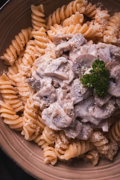 Fusilli makarna, krema soslu, en iyi manzaralı, malzemeli, ahşap bir masada, insan yok.,