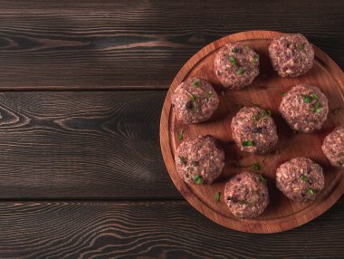 Çiğ köfteler, mikro yeşillik, kesme tahtasının üzerinde, ev yapımı, kırsal, insan yok.,