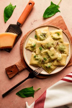 Ispanaklı ve peynirli Ravioli, bej arka planda vejetaryen yemeği, insan yok. Seçici odaklanma, kırsal kesim. ,