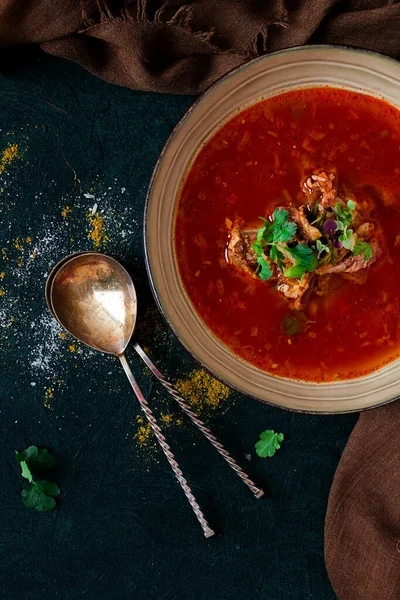 Tradycyjne Gruzińskie Danie Pikantne Pomidory Zupa Charcha Ciemnym Tle Bez — Zdjęcie stockowe