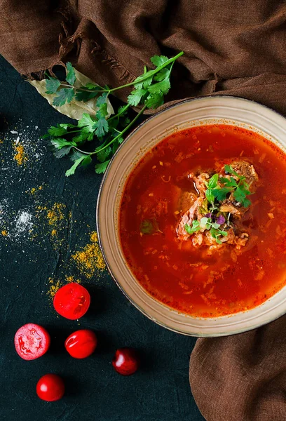 Tradycyjne Gruzińskie Danie Pikantne Pomidory Zupa Charcha Ciemnym Tle Bez — Zdjęcie stockowe