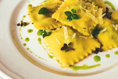Ispanaklı ve peynirli Ravioli, yeşil soslu, hafif arka planda, seçici odaklı, insan yok.,