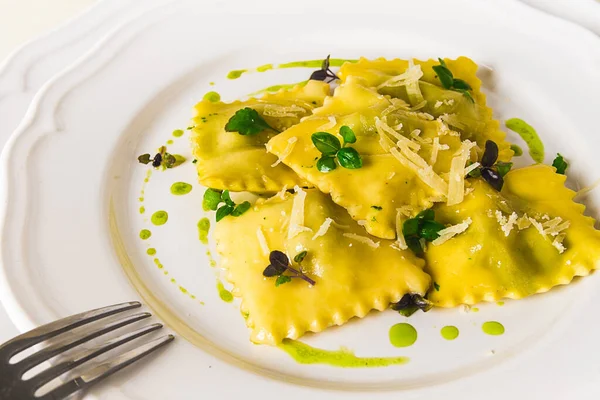 Ravioli Spinach Cheese Green Sauce Light Background Selective Focus People — Stock Photo, Image