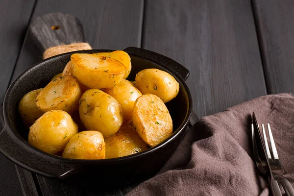 Fresco Cozido Batatas Novas Com Endro Uma Mesa Madeira Foco — Fotografia de Stock