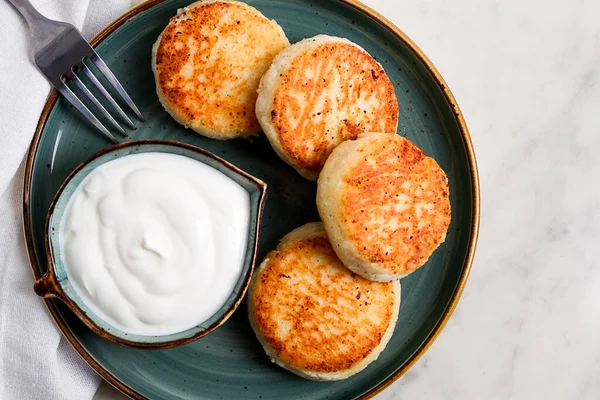 Kızarmış, süzme peynirli krep, ekşi krema, cheesecake, misket masasında, üst manzara, insan yok..