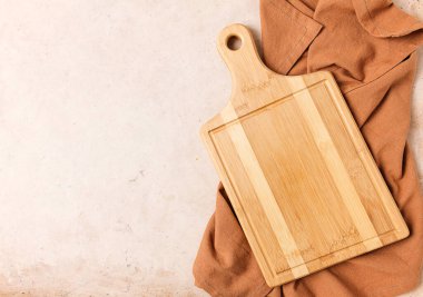 Kesme tahtası, bej, boyanmamış, mutfak havlusu, bej arka planda, üst manzara,