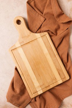 Kesme tahtası, bej, boyanmamış, mutfak havlusu, bej arka planda, üst manzara,