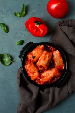 Domates soslu lahana ruloları doldurulmuş lahana yaprakları, pirinçli kıyma, koyu bir arka plan, üst manzara, insan yok.,