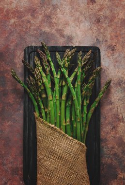 Bir buket taze kuşkonmaz, soyut bir arka planda, üst manzara, kırsal, insan yok.